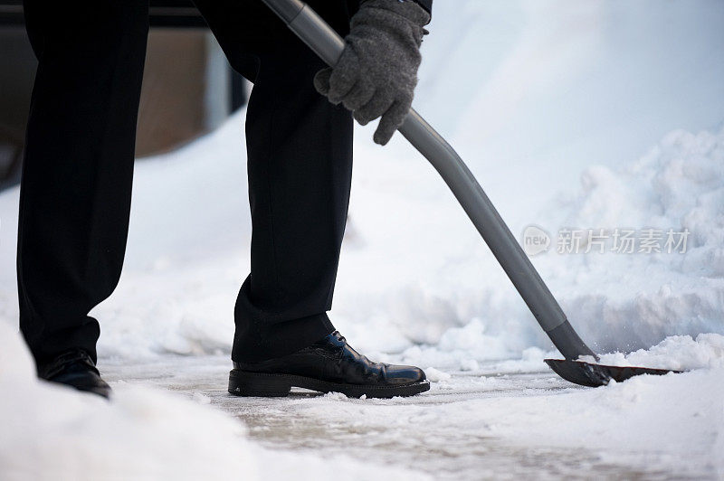 冬天用铁锹铲雪的人