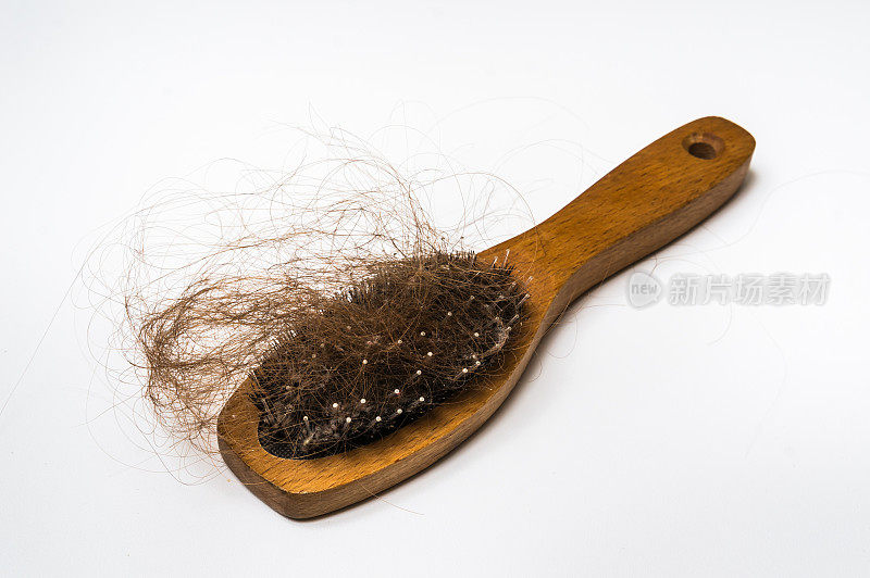 木制梳子刷与脱落的头发