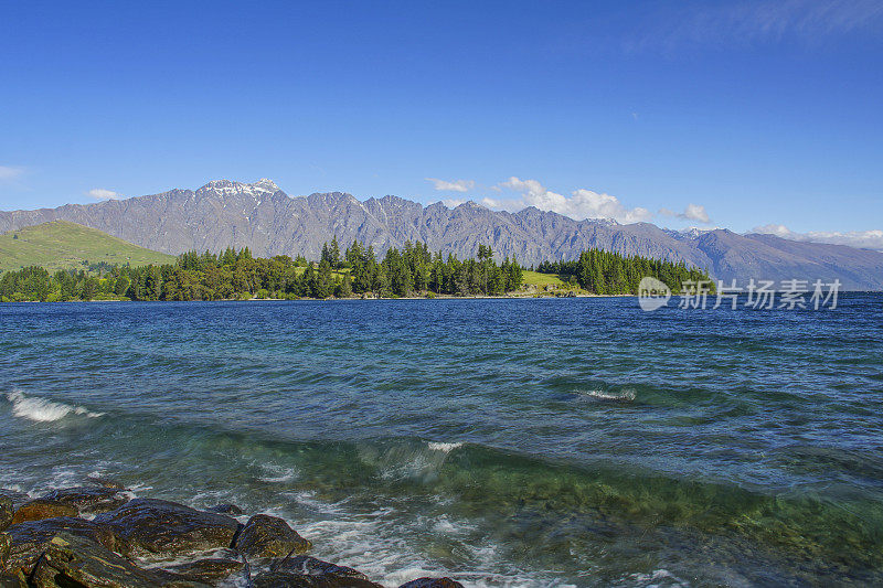新西兰皇后镇美丽的瓦卡蒂普湖