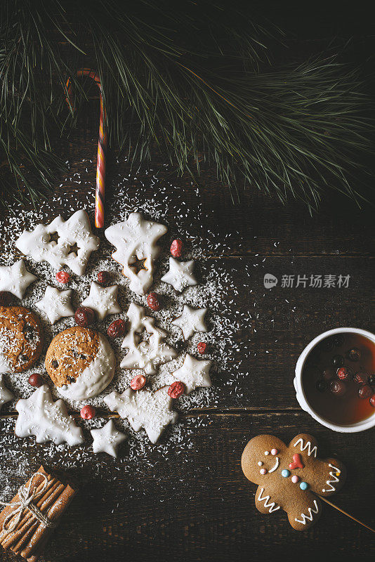 由茶和姜饼人饼干做成的圣诞球