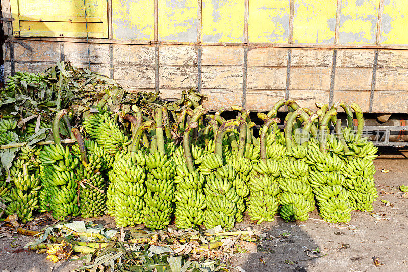 许多香蕉运到市场
