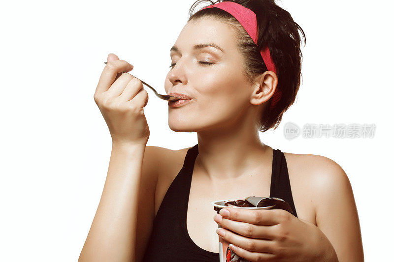 一个女人吃着美味的冰淇淋和巧克力