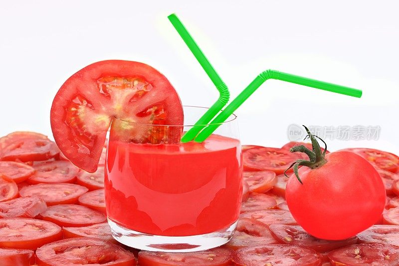 杯装番茄汁，番茄和番茄片