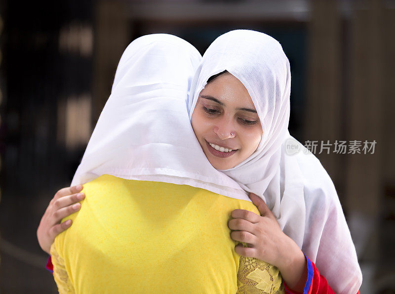 两个快乐的穆斯林妇女在开斋节互相拥抱。