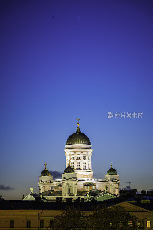 芬兰赫尔辛基大教堂的标志性圆顶上闪耀着星星