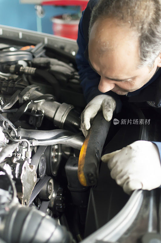 汽车机械师检查和检查柴油发动机汽车
