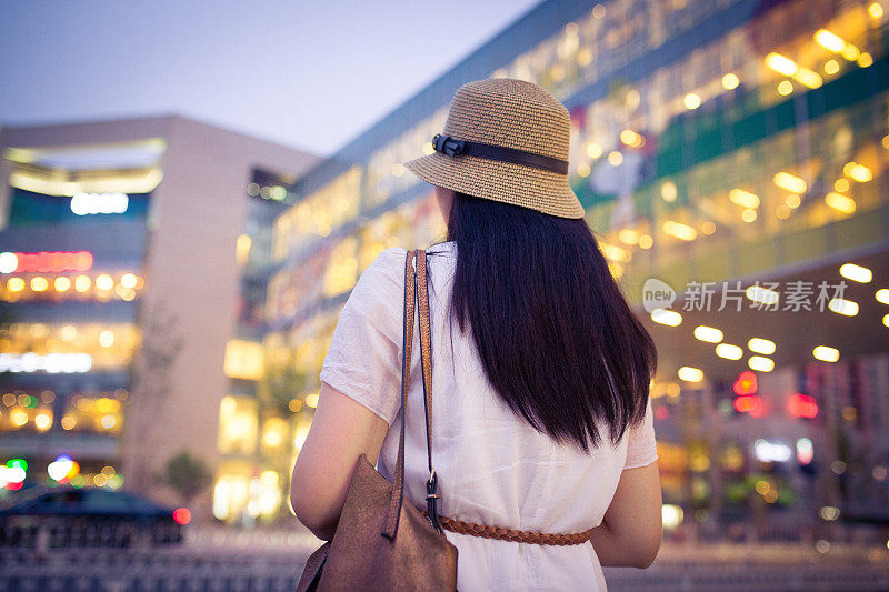 女人看购物中心