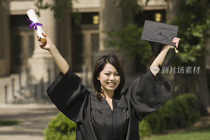 快乐的亚洲学生在校园毕业