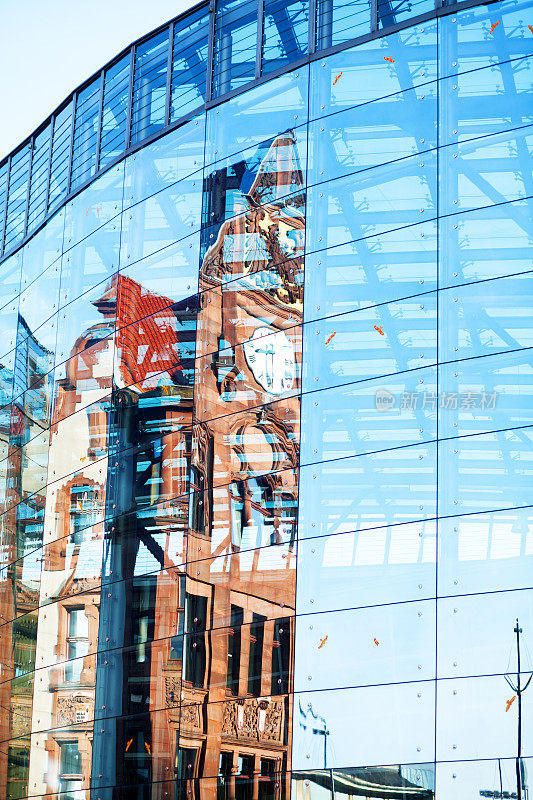 多特蒙德市政厅反射在玻璃立面上