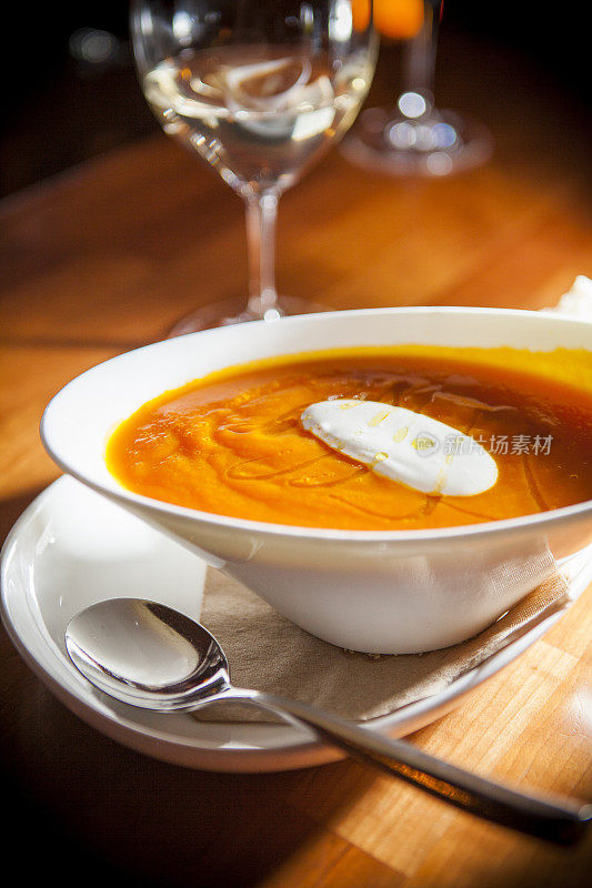 用别致的碗盛当季的胡萝卜汤