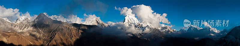 喜马拉雅山脉的远景，遥远的珠穆朗玛峰山峰，戏剧性的尼泊尔尖峰全景