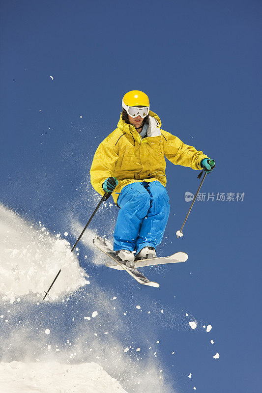 下山滑雪者进行跳高