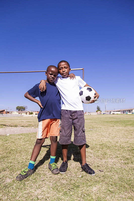 两个足球队友在南非开普敦的Gugulethu