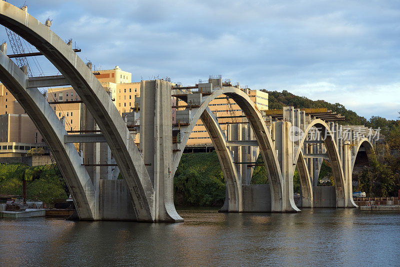 田纳西州诺克斯维尔的亨利桥进行了大规模的翻修工作