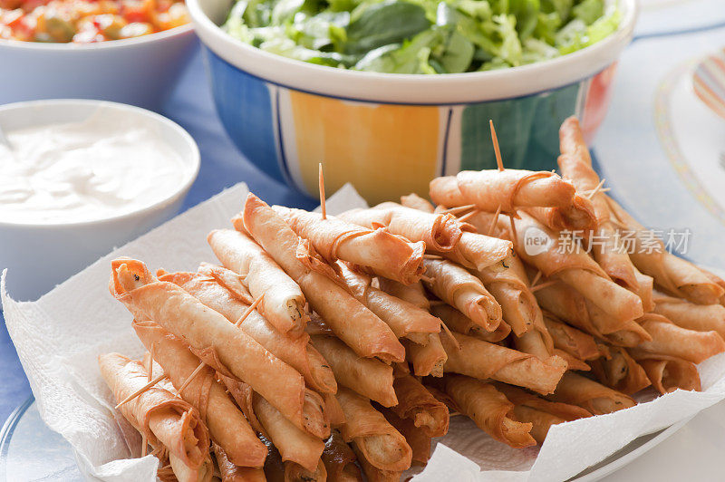 桌上盘子里食物的特写镜头