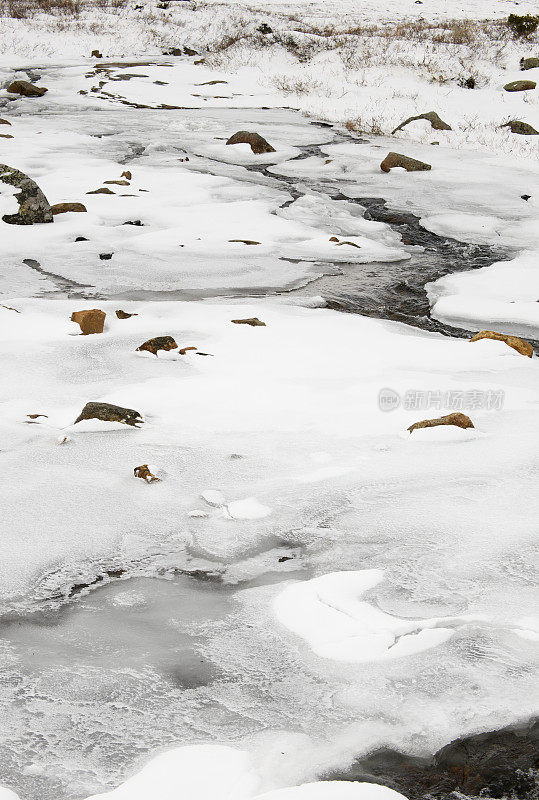 在约敦海门的冰雪中流淌着一股水流