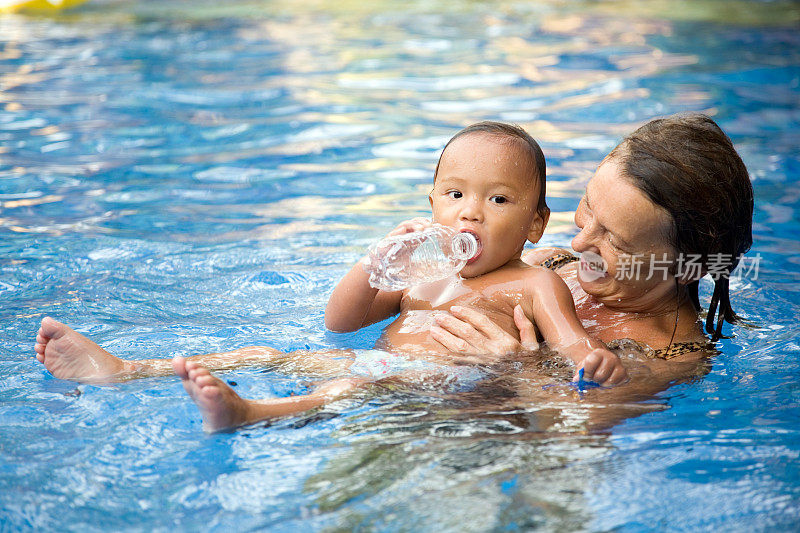 孩子和奶奶在游泳池里