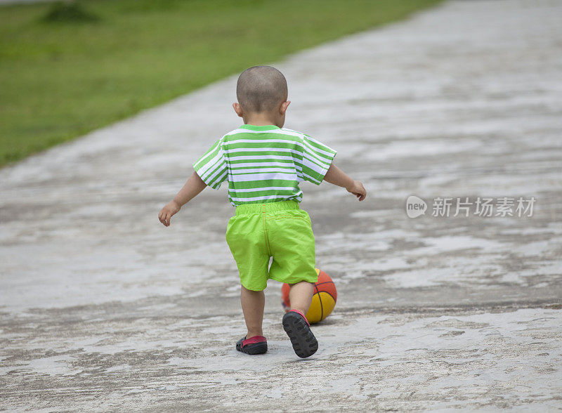 小男孩在公园里玩