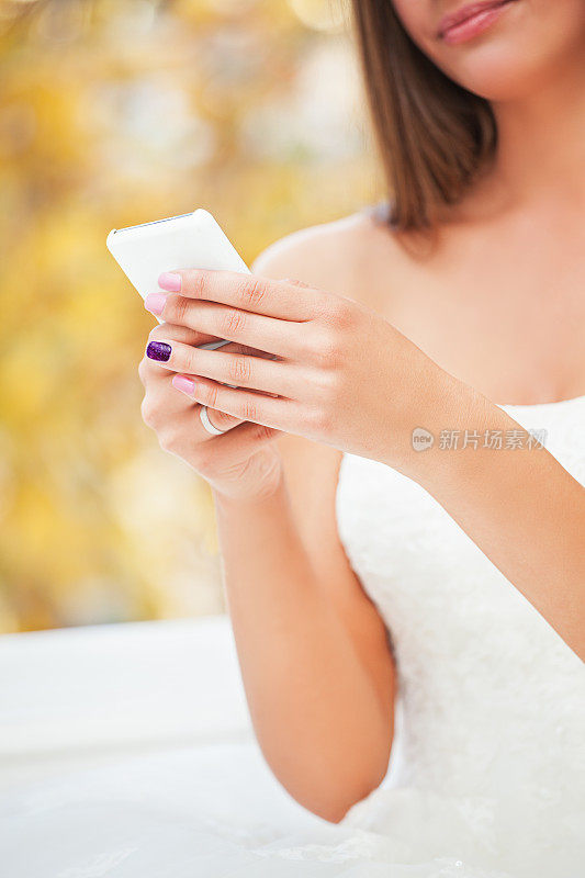 美丽的新娘在她的婚礼上发短信