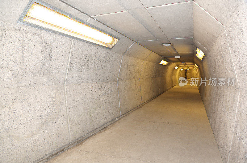 现代地下混凝土隧道