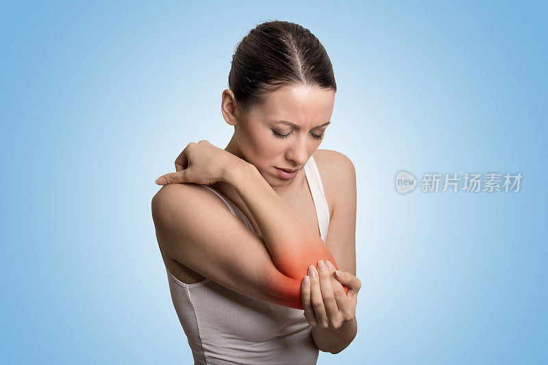 关节发炎，女性肘部有红斑。手臂疼痛和损伤的概念。