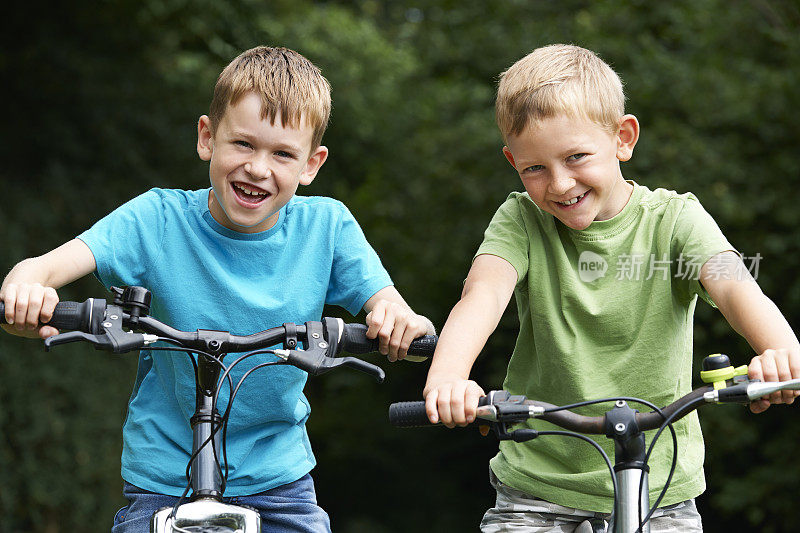 两个男孩一起骑自行车