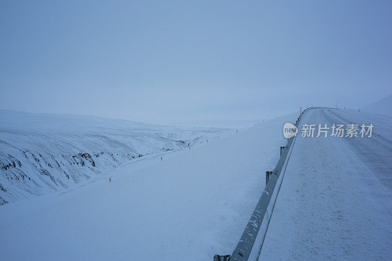 积雪覆盖的道路危险，滑