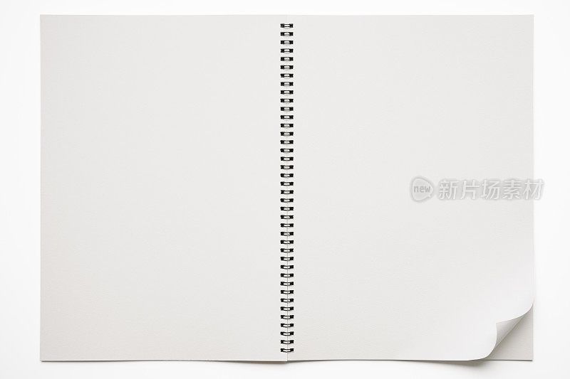 打开空白页卷曲的素描簿在白色的背景