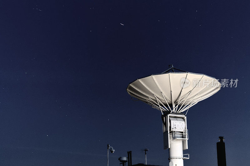 夜空中的卫星跟踪天线