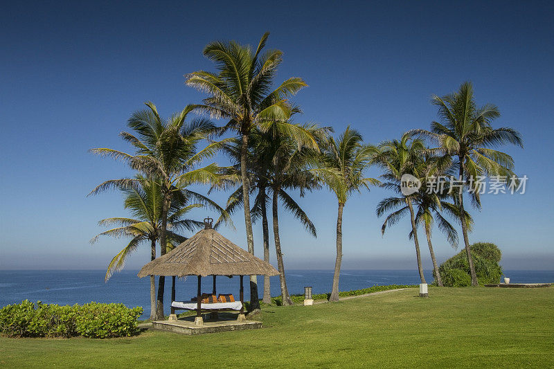 巴厘岛的海景与凉亭和棕榈树