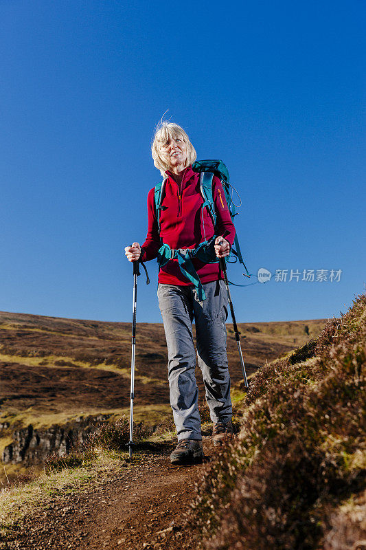 在Quiraing步道的徒步旅行者，斯凯，苏格兰