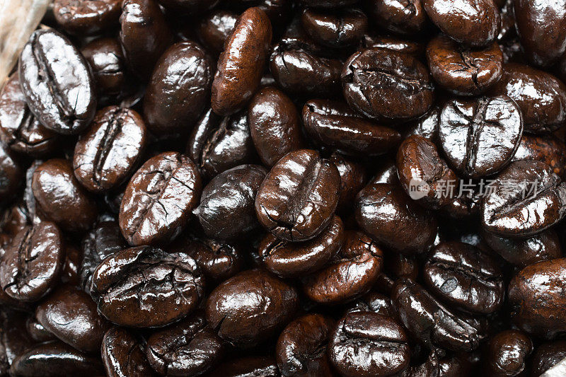 近距离拍摄的黑色阿拉伯咖啡豆