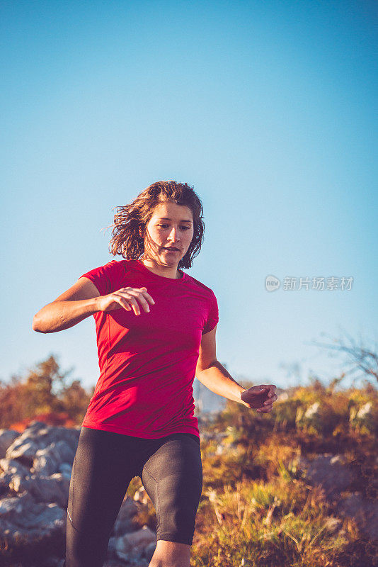 年轻女子越野跑在山上，朱利安阿尔卑斯山，欧洲