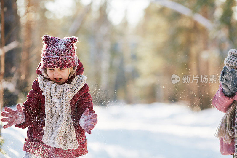 孩子和雪