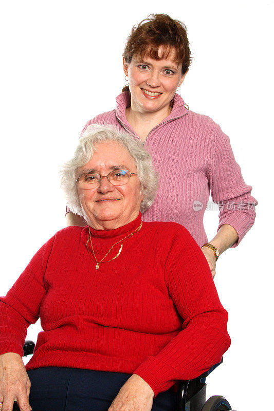 年轻女性和坐轮椅的老年女性