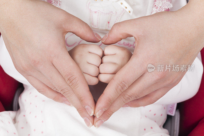 爱与童年——新生儿的脚在妈妈的手中