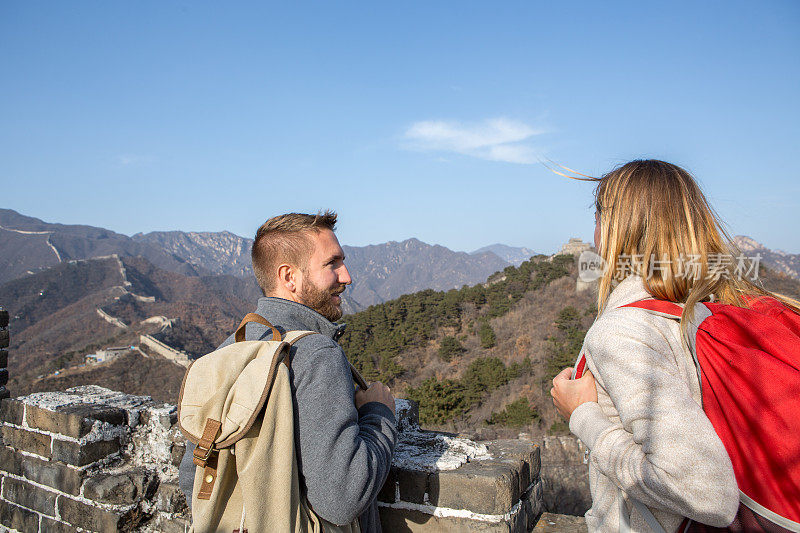 年轻夫妇徒步万里长城，看壮观的风景——中国