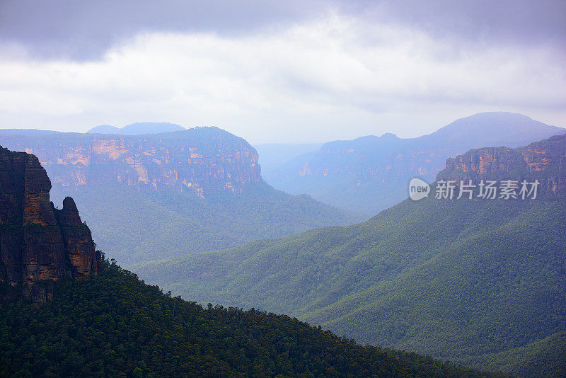 雨中的蓝山