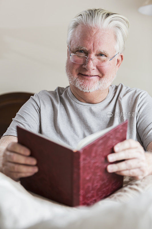 老人在床上看书