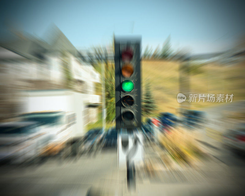 应用变焦效果的主要街道十字路口的红绿灯