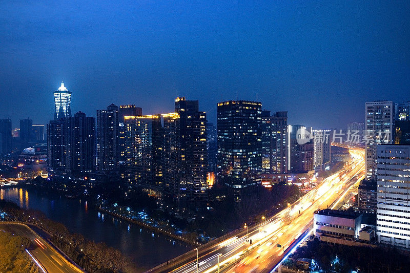 夜晚，现代城市杭州的天际线、交通和建筑