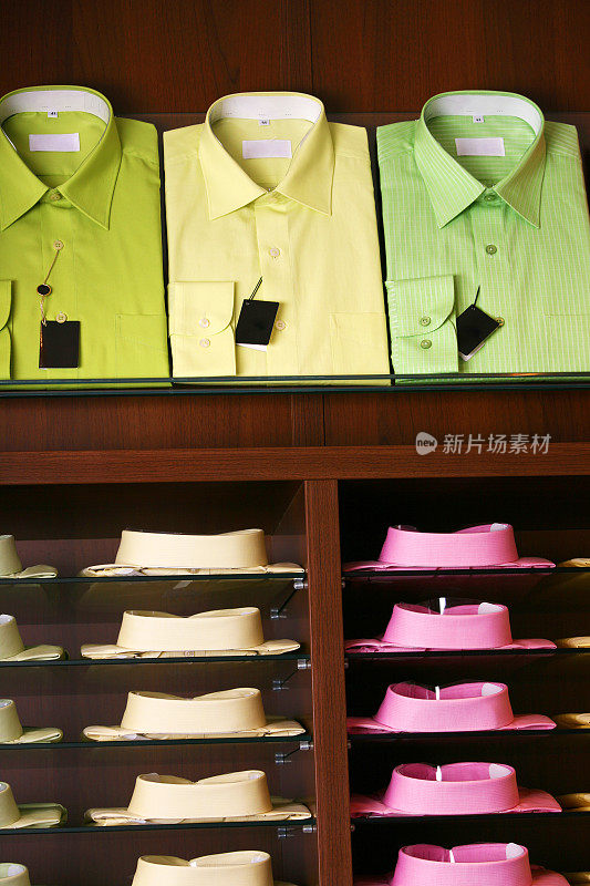 色彩鲜艳的衬衫在一家商店等待顾客