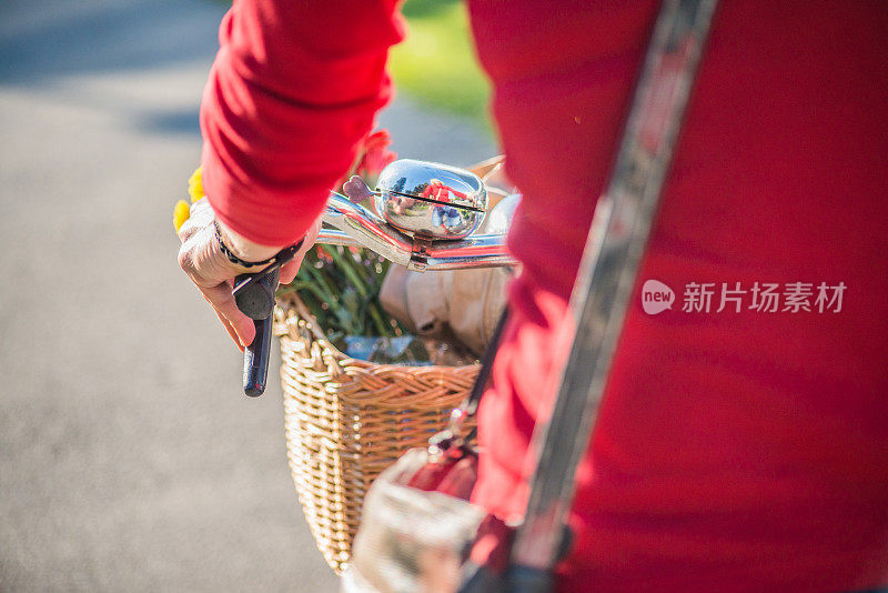 女人骑自行车的特写