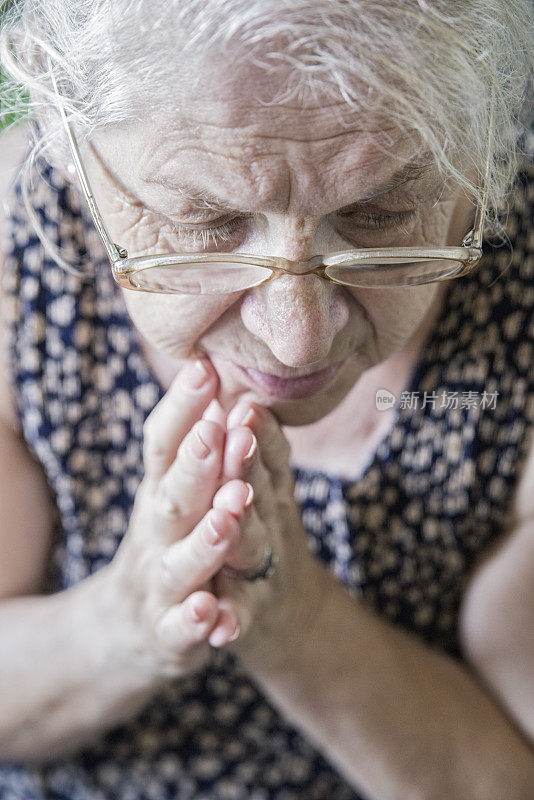 老女人祈祷