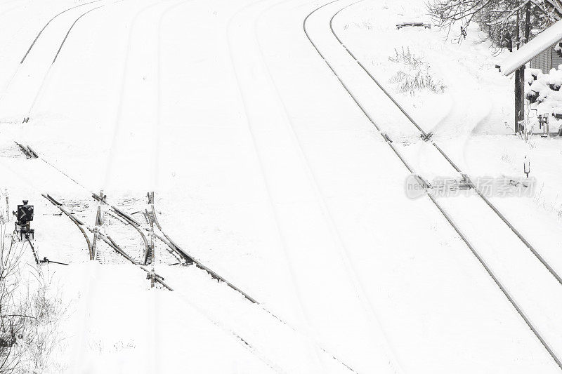 铁轨和道岔被雪覆盖