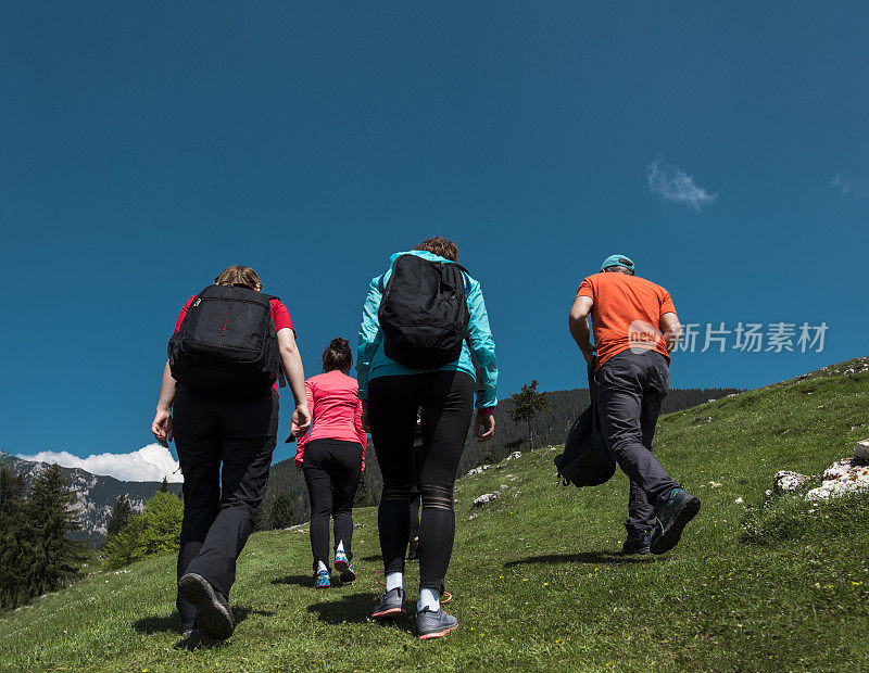 山上活跃的朋友