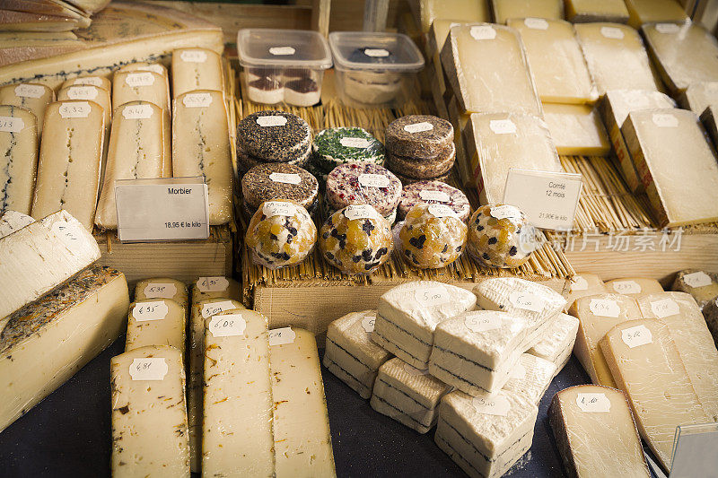 巴黎市场上收集的法国奶酪