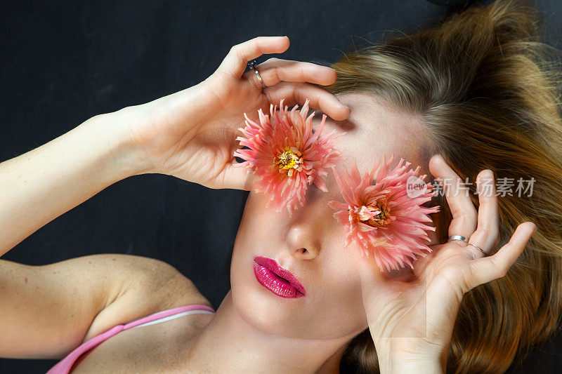 女模特用花遮住眼睛