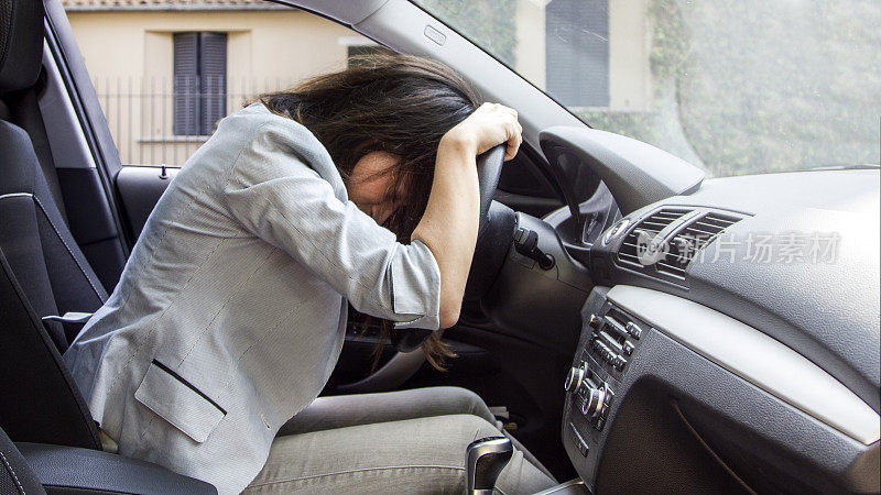 交通中的沮丧女人