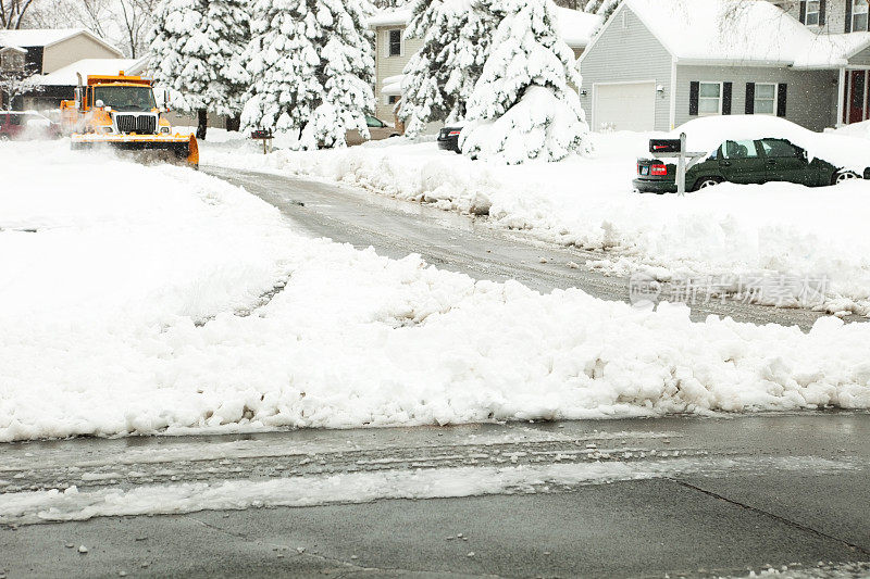 公共工程扫雪机清理城市街道积雪